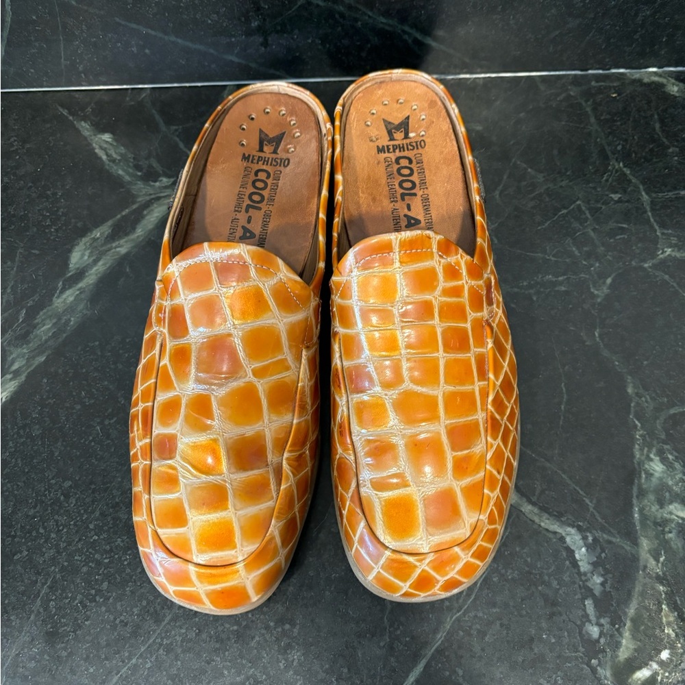 Mephist Women’s Tan Crocodile Pattern Slides